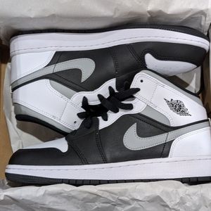 Unisex Jordan 1 mids